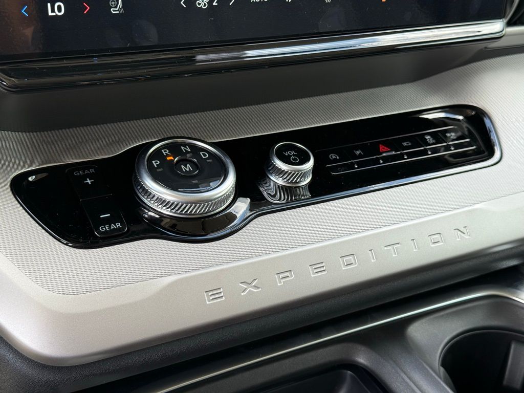 2025 Ford Expedition MAX photo 9