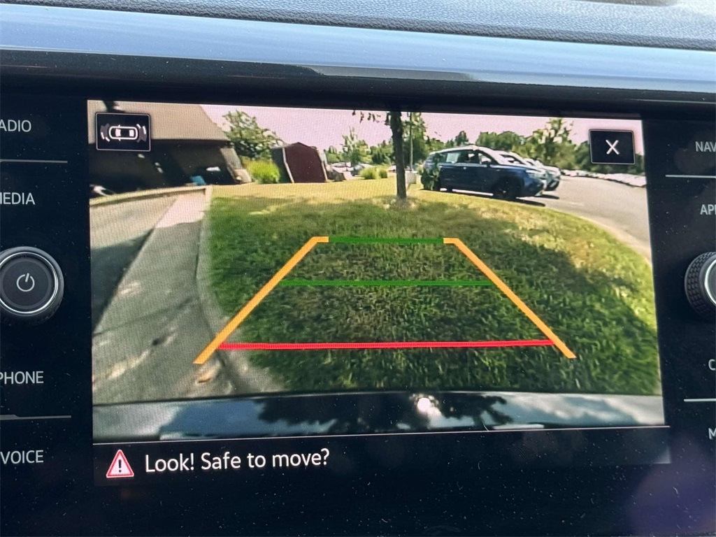 2022 Volkswagen Taos SEL photo 4
