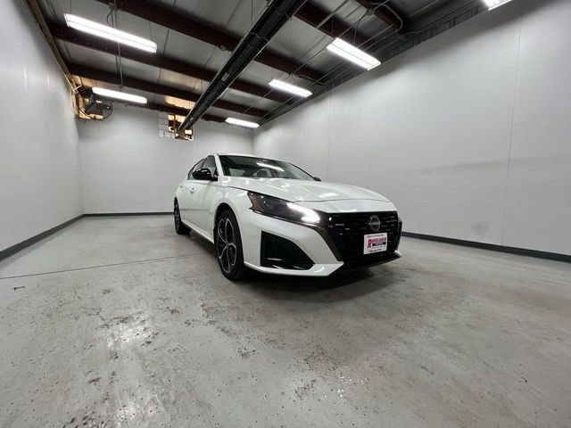 2023 Nissan Altima 2.5 SR photo 2