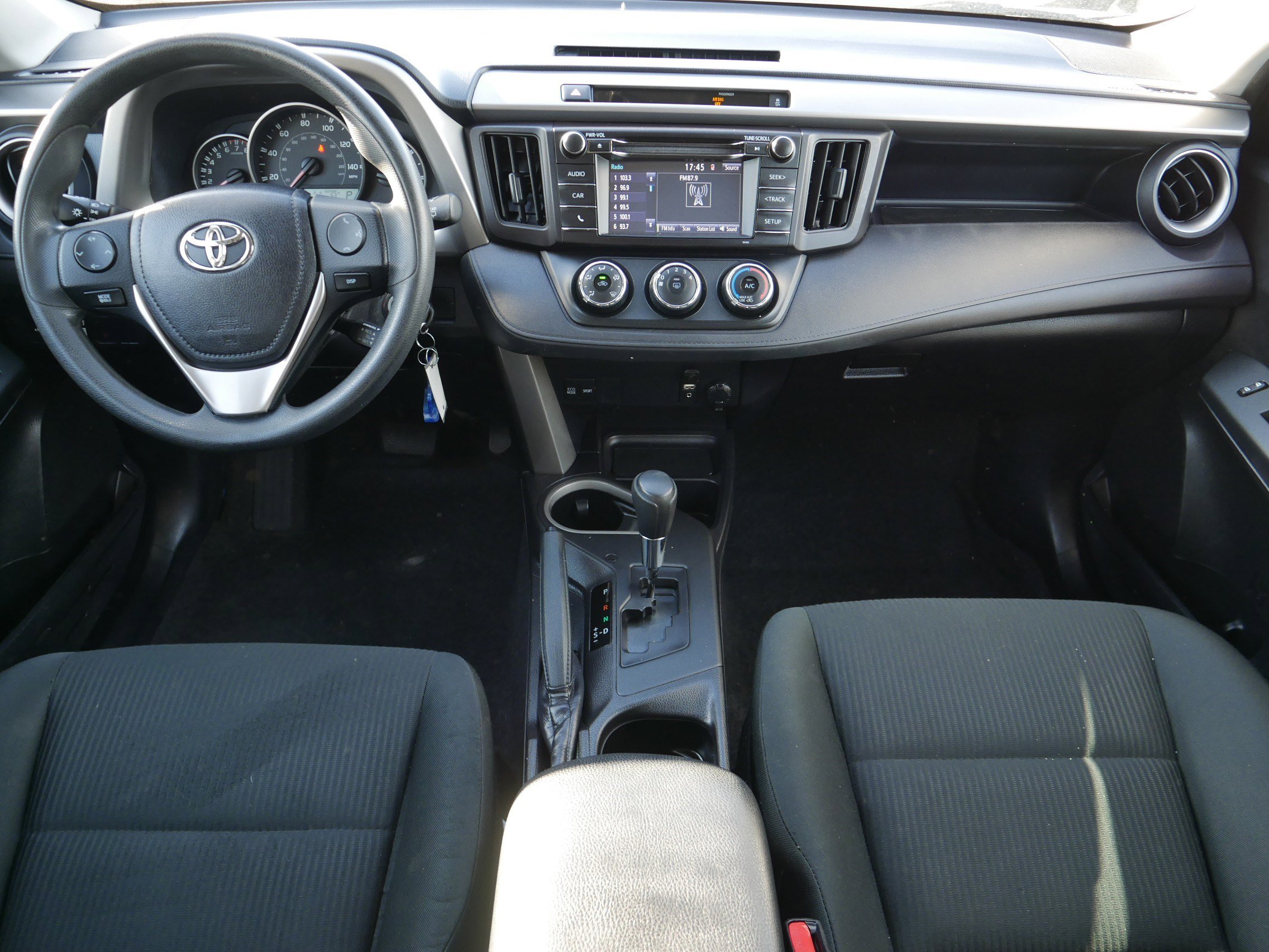 2016 Toyota RAV4 LE photo 8
