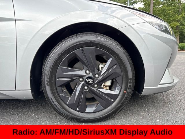 2023 Hyundai Elantra SEL photo 3