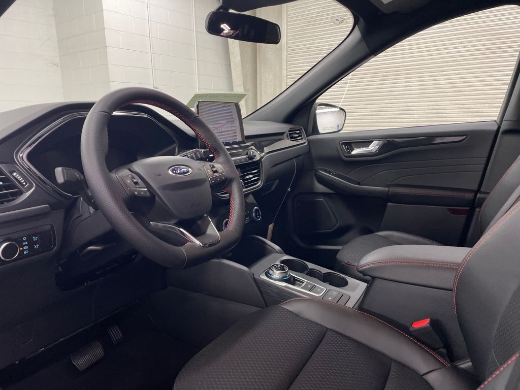 2026 Ford Escape ST-Line photo 4
