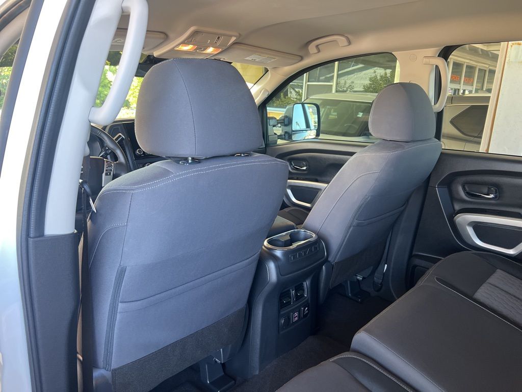 2024 Nissan Titan Crew Cab photo 6
