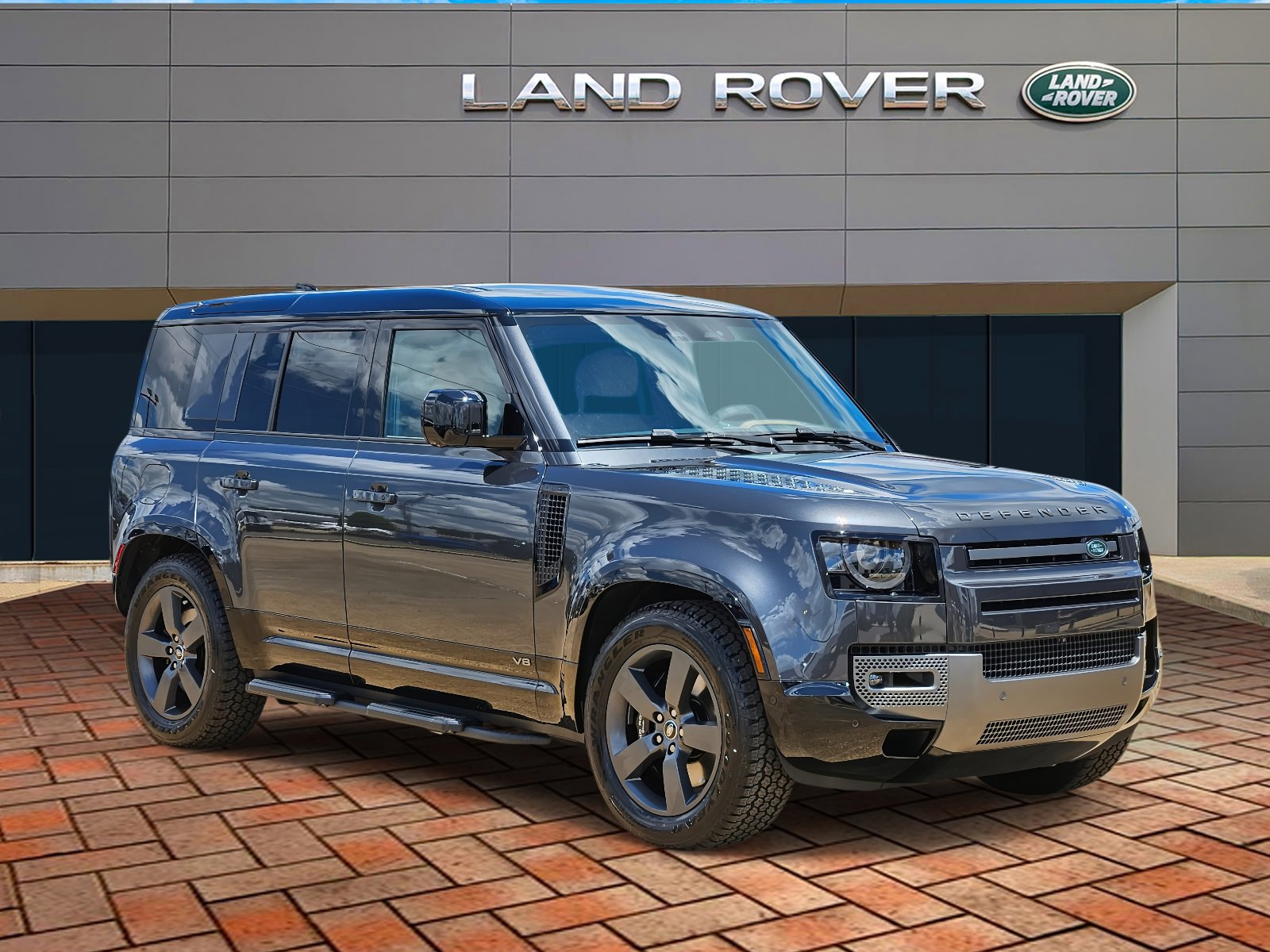 2025 Land Rover Defender 110 V8 photo 3