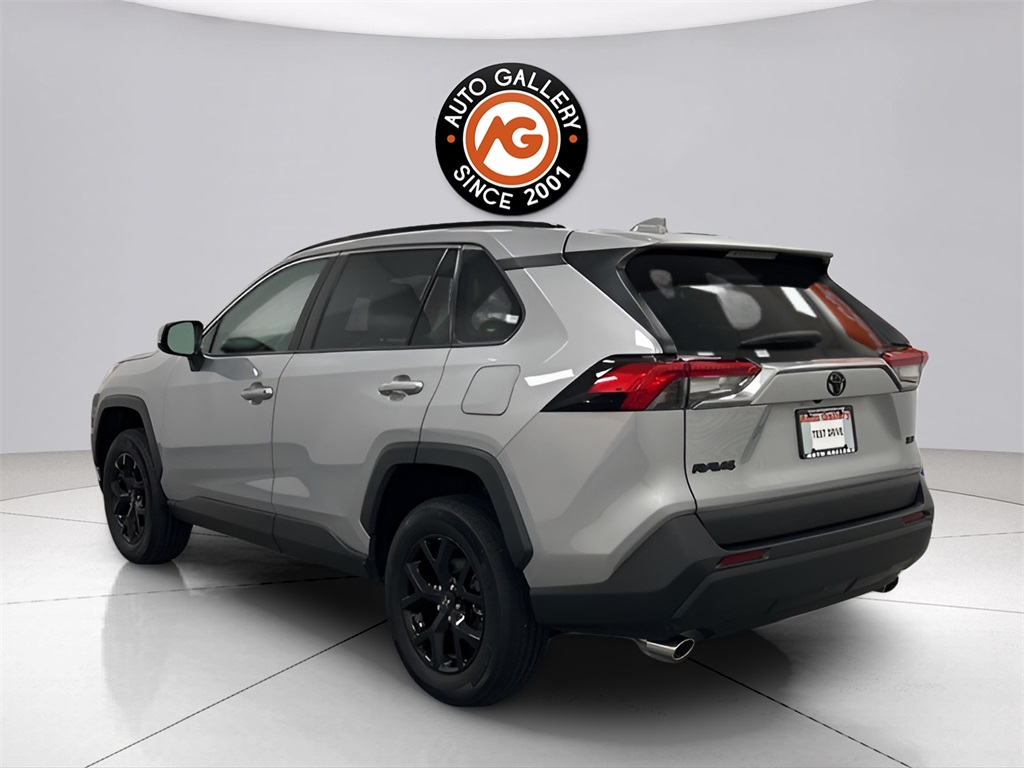 2023 Toyota RAV4 XLE photo 3