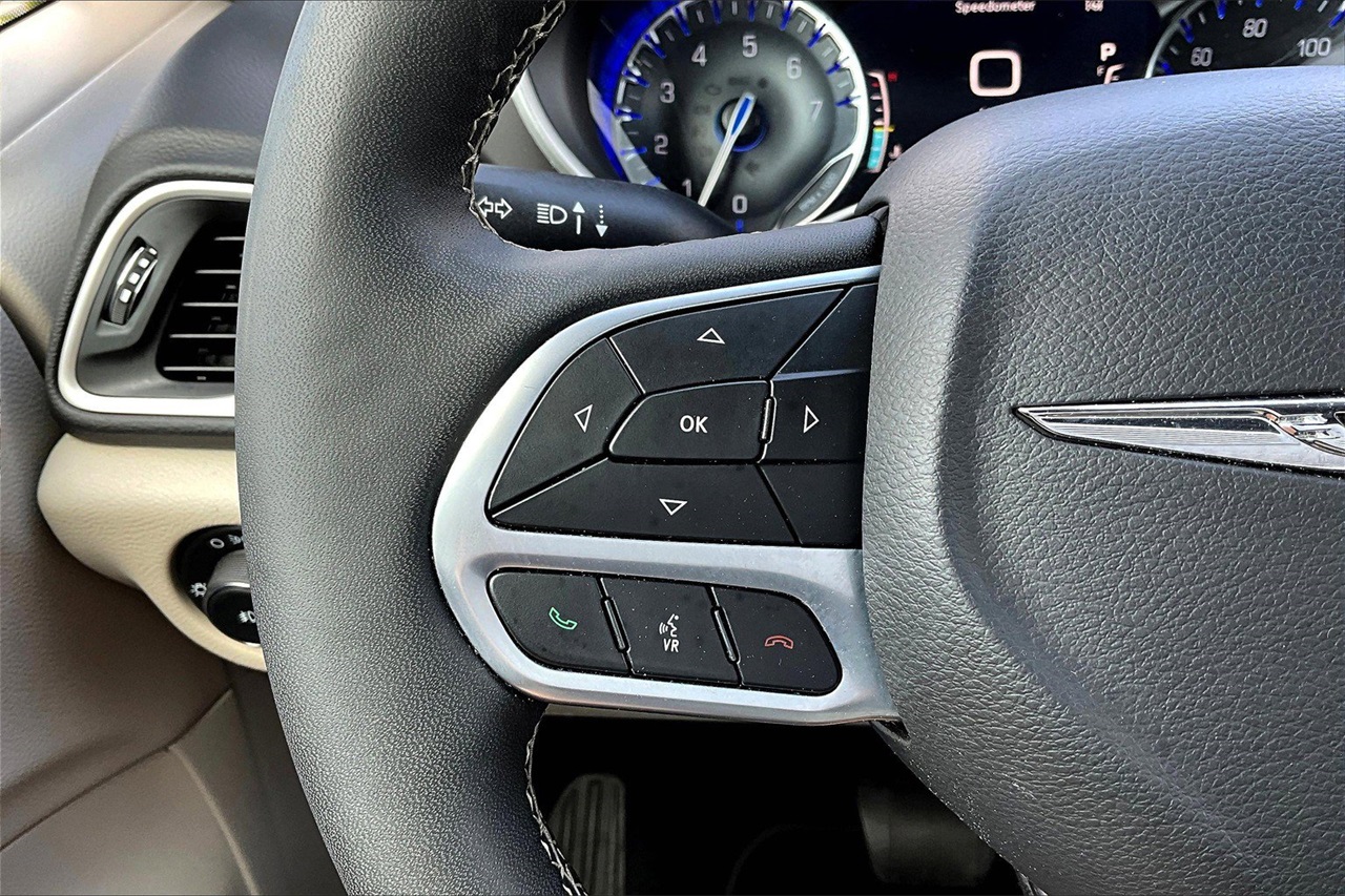 2024 Chrysler Pacifica Touring L photo 26