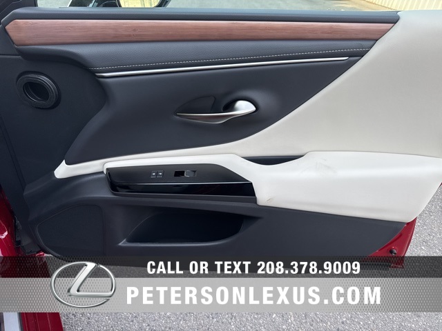 2025 Lexus ES 300h photo 11