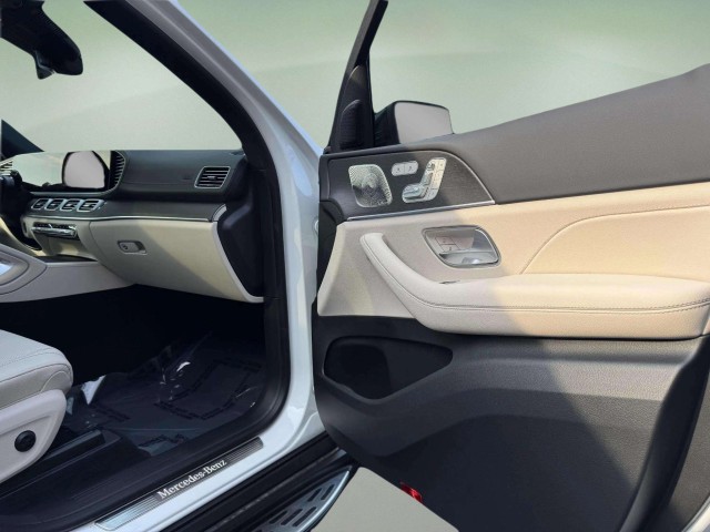 2025 Mercedes Benz GLS 450 4MATIC photo 11