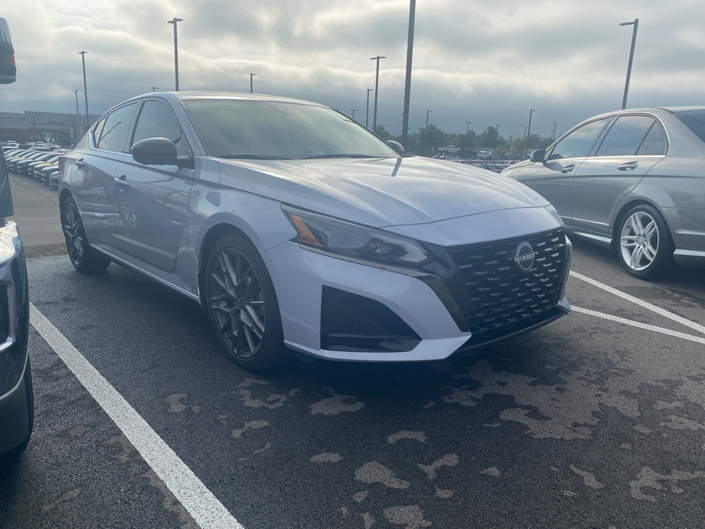 2023 Nissan Altima SR photo 3