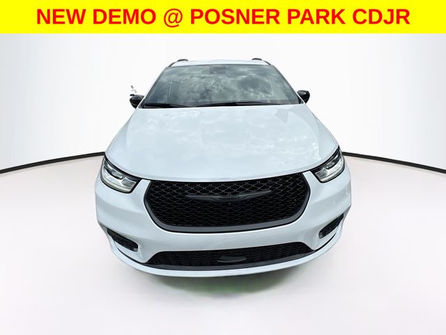2025 Chrysler Pacifica Limited photo 2