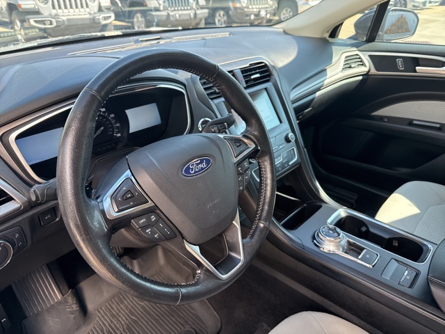 2019 Ford Fusion SE photo 16