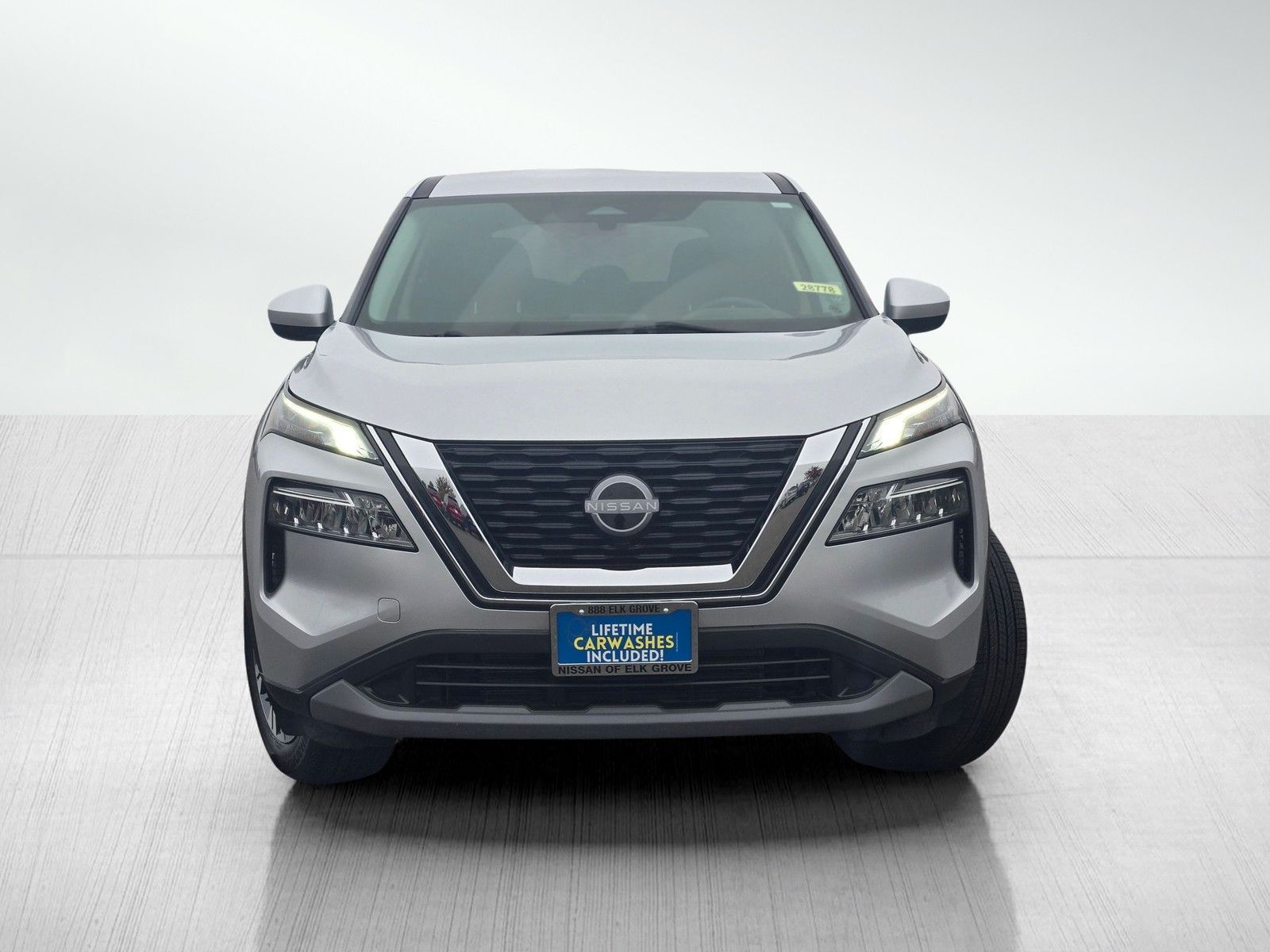 2023 Nissan Rogue SV photo 2