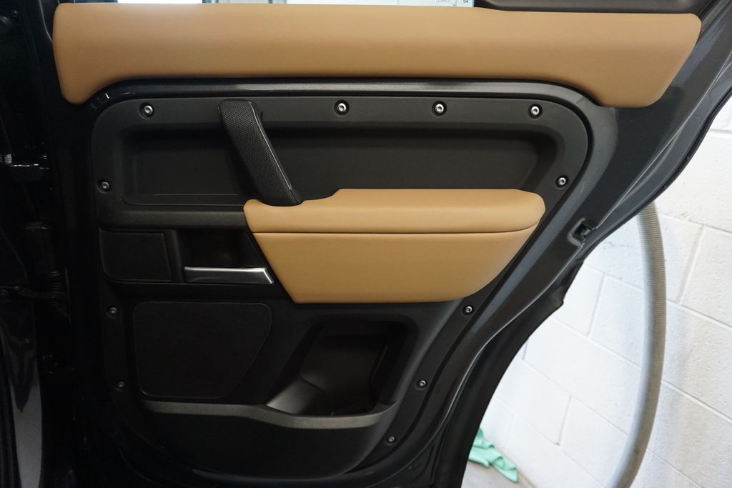 2025 Land Rover Defender 130 V8 photo 22