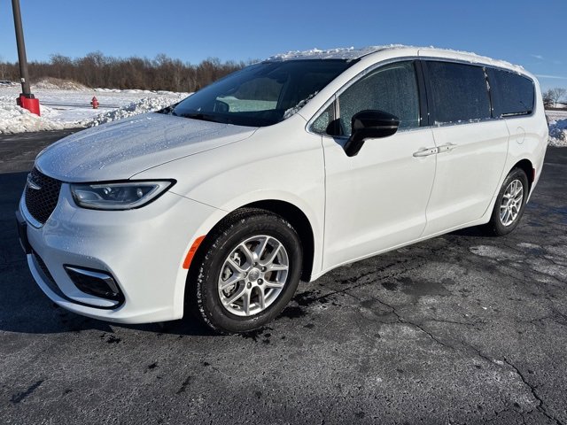 2024 Chrysler Pacifica Touring L's photo