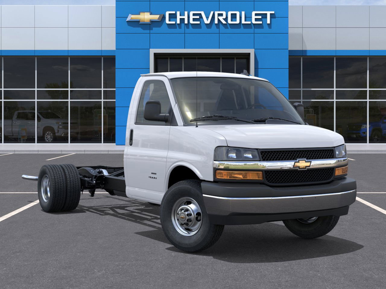2025 Chevrolet Express Cutaway photo 3