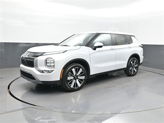 2025 Mitsubishi Outlander SE's photo