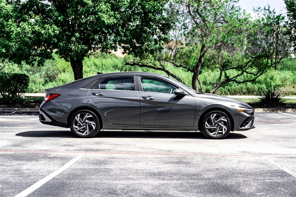 2024 Hyundai Elantra SEL Convenience photo 4