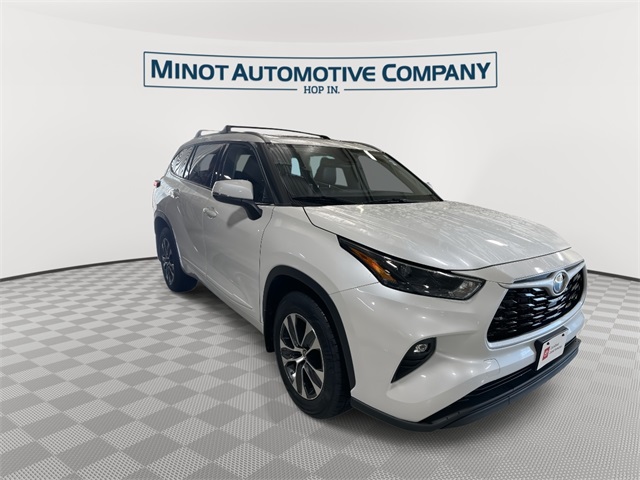 2022 Toyota Highlander XLE photo 2
