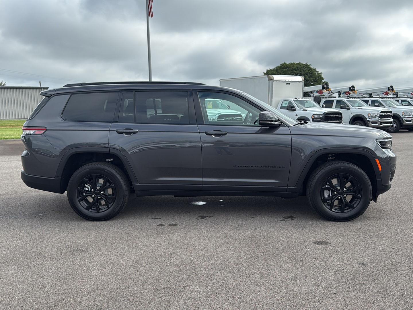 2025 Jeep Grand Cherokee Altitude photo 4
