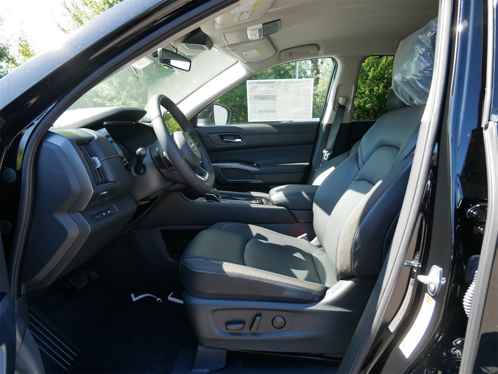 2025 Nissan Pathfinder SL photo 15