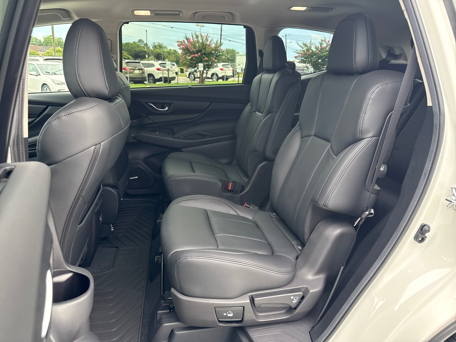 2025 Subaru Ascent Onyx Edition Touring photo 4