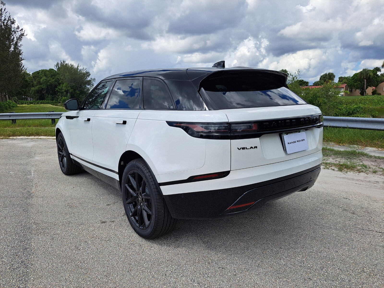 2026 Land Rover Range Rover Velar SE photo 2