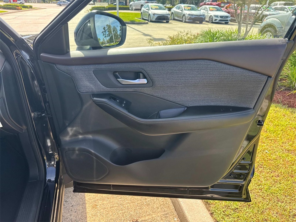2023 Nissan Rogue SV photo 12