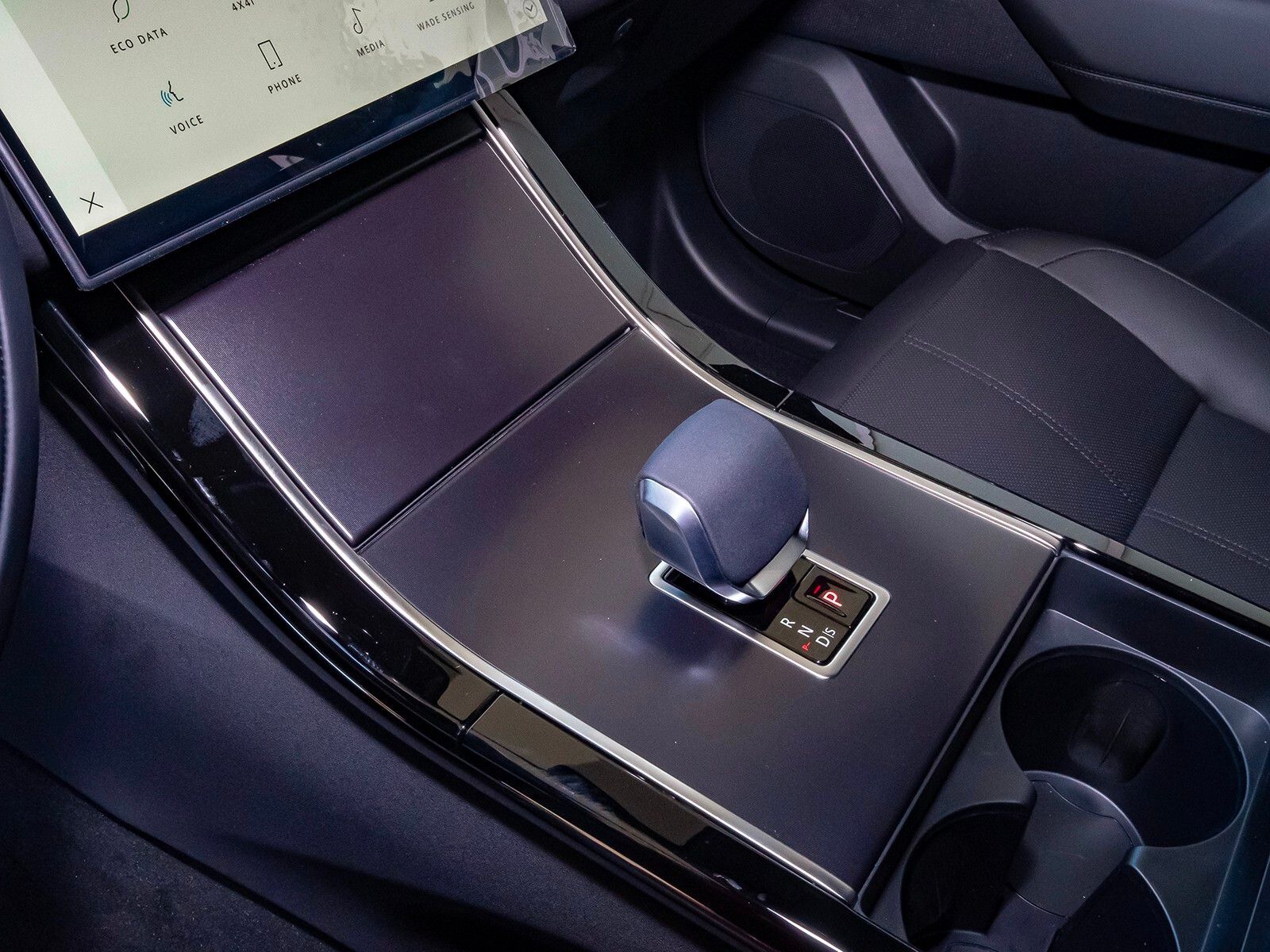 2026 Land Rover Range Rover Velar SE photo 23
