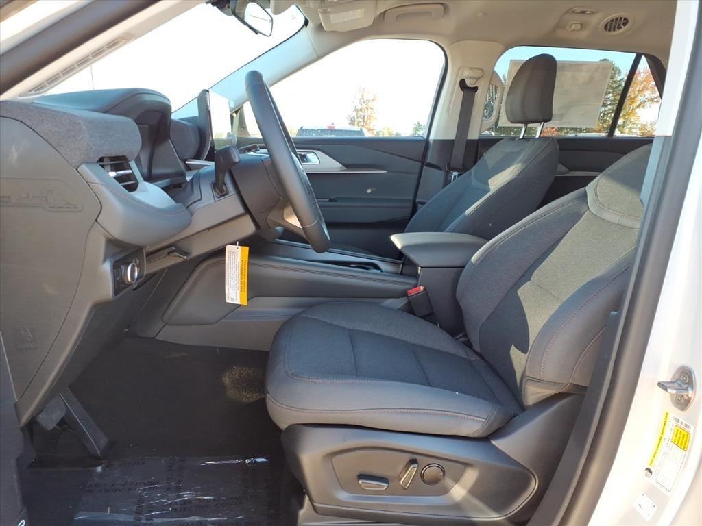 2025 Ford Explorer photo 2