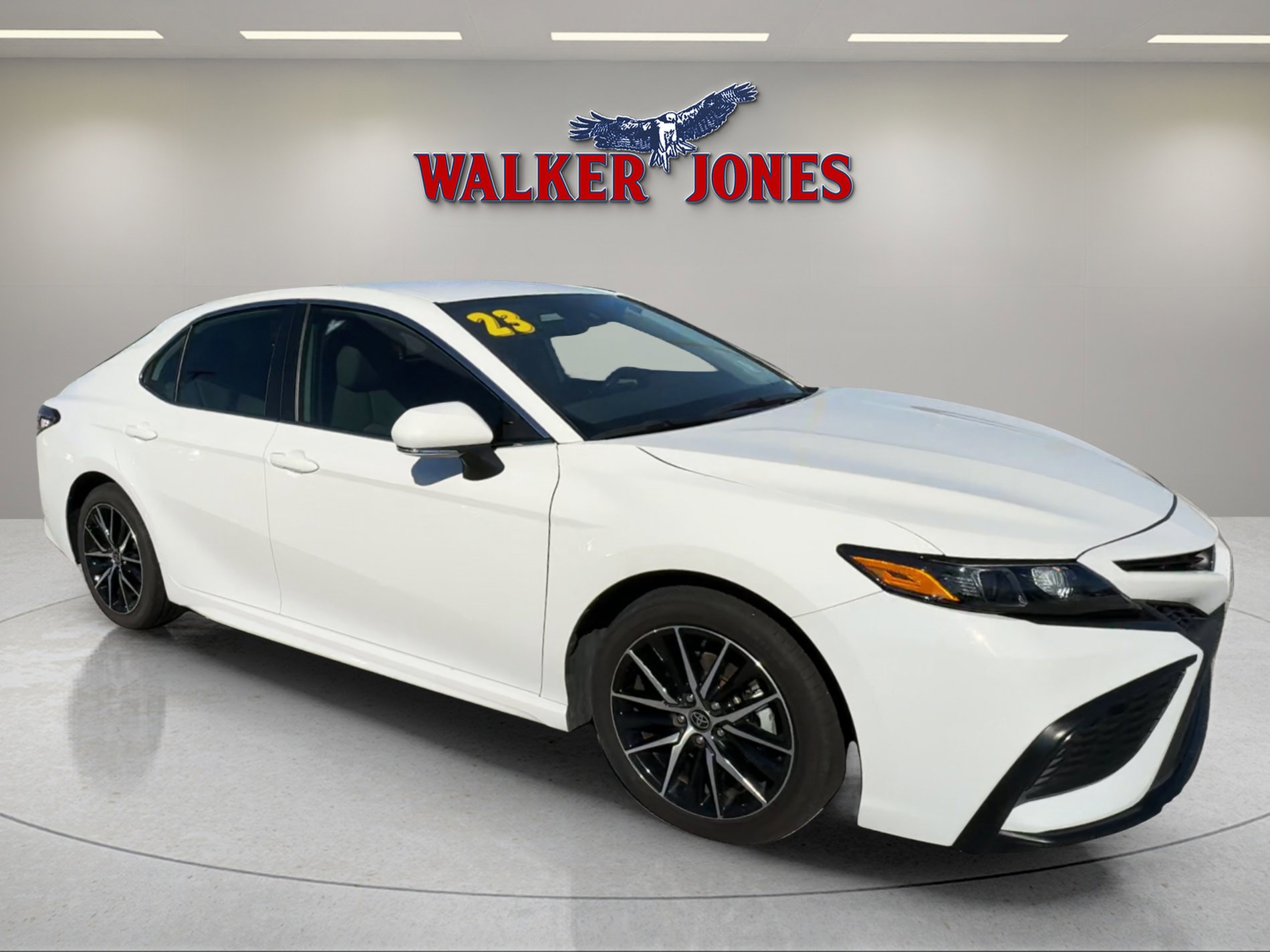 2023 Toyota Camry SE's photo