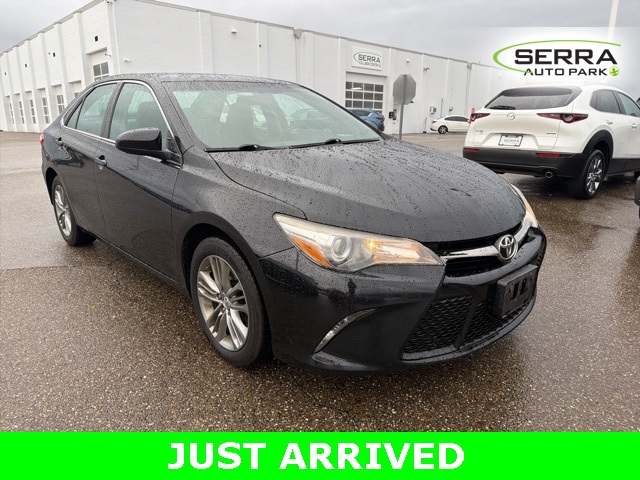 2015 Toyota Camry SE photo 2