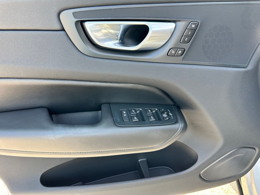 2025 Volvo XC60 B5 Plus photo 10