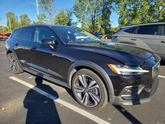 2023 Volvo V60 Cross Country B5 Plus photo 2