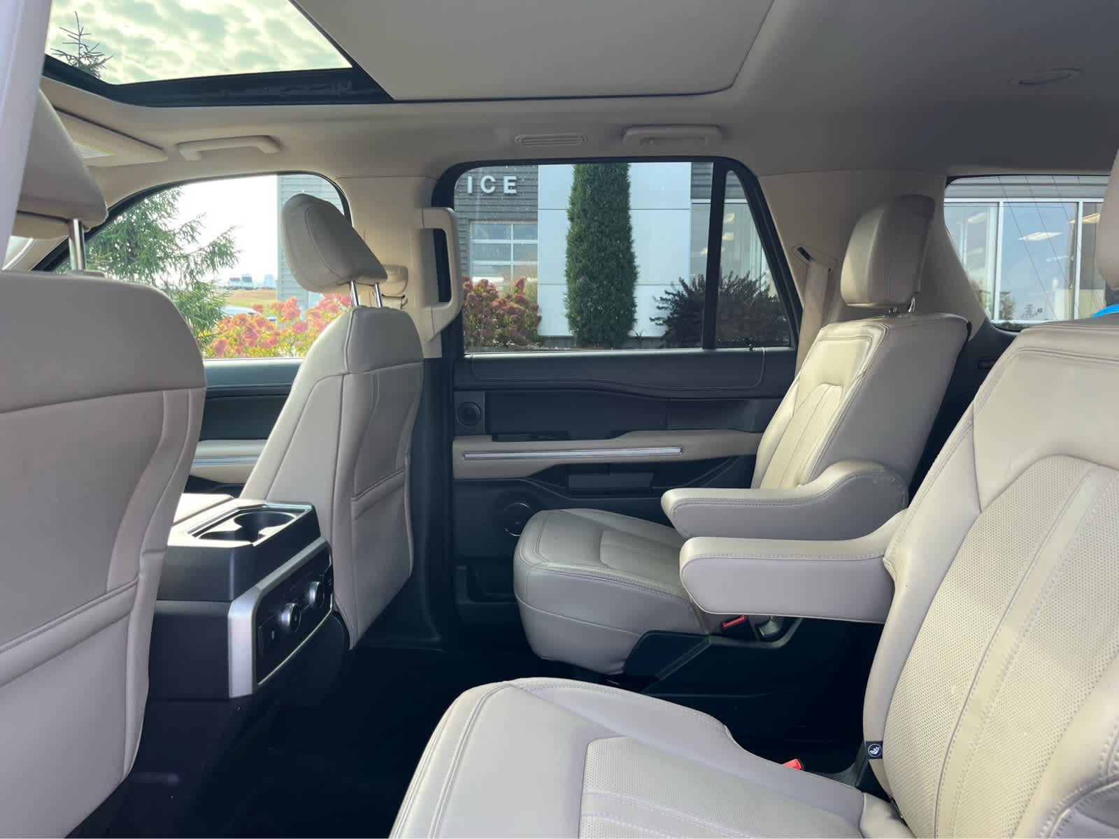 2022 Ford Expedition MAX Limited photo 4