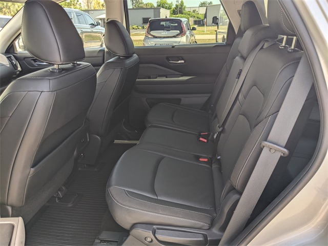 2022 Nissan Pathfinder SL photo 11