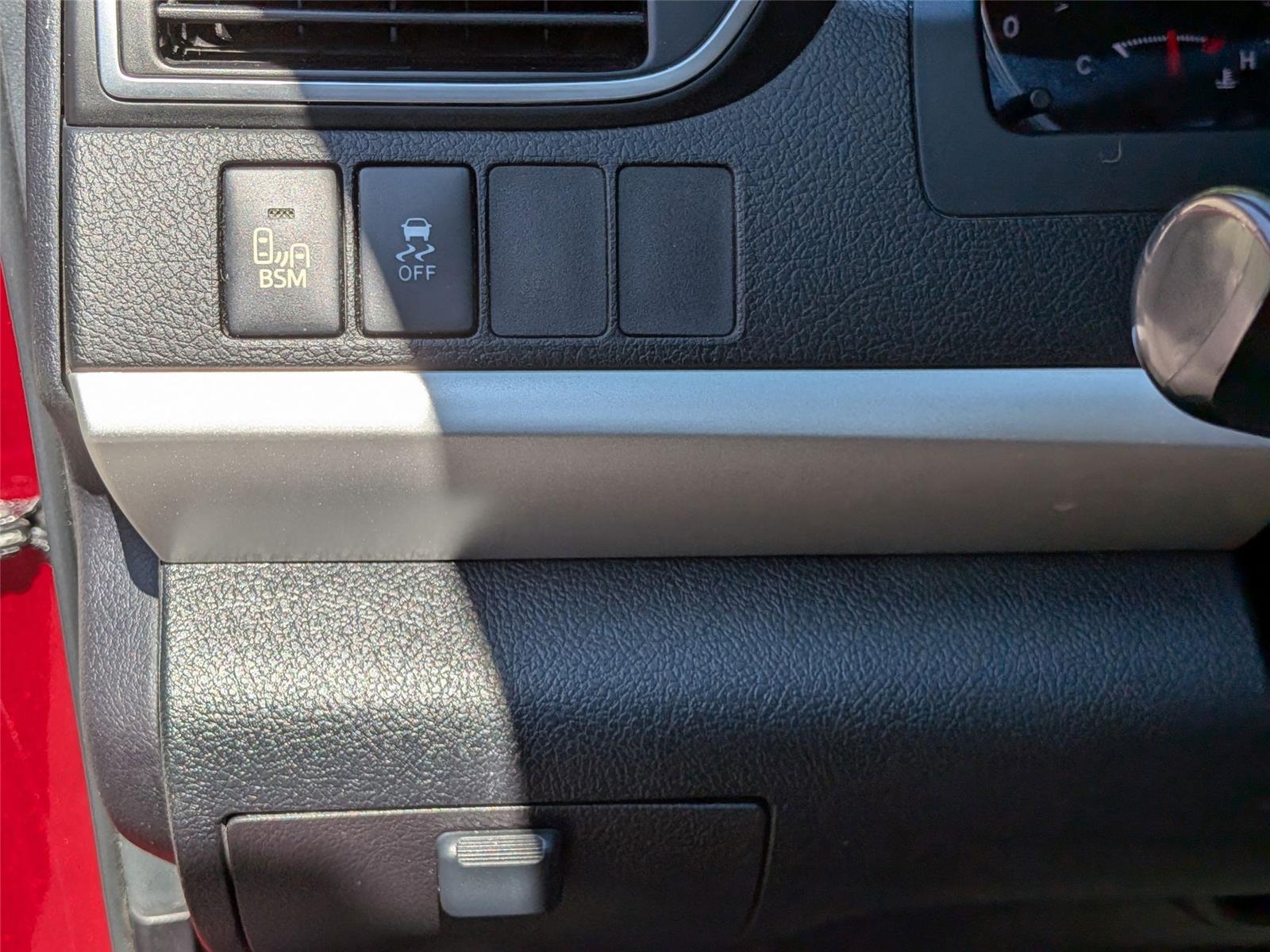2015 Toyota Camry XSE photo 16