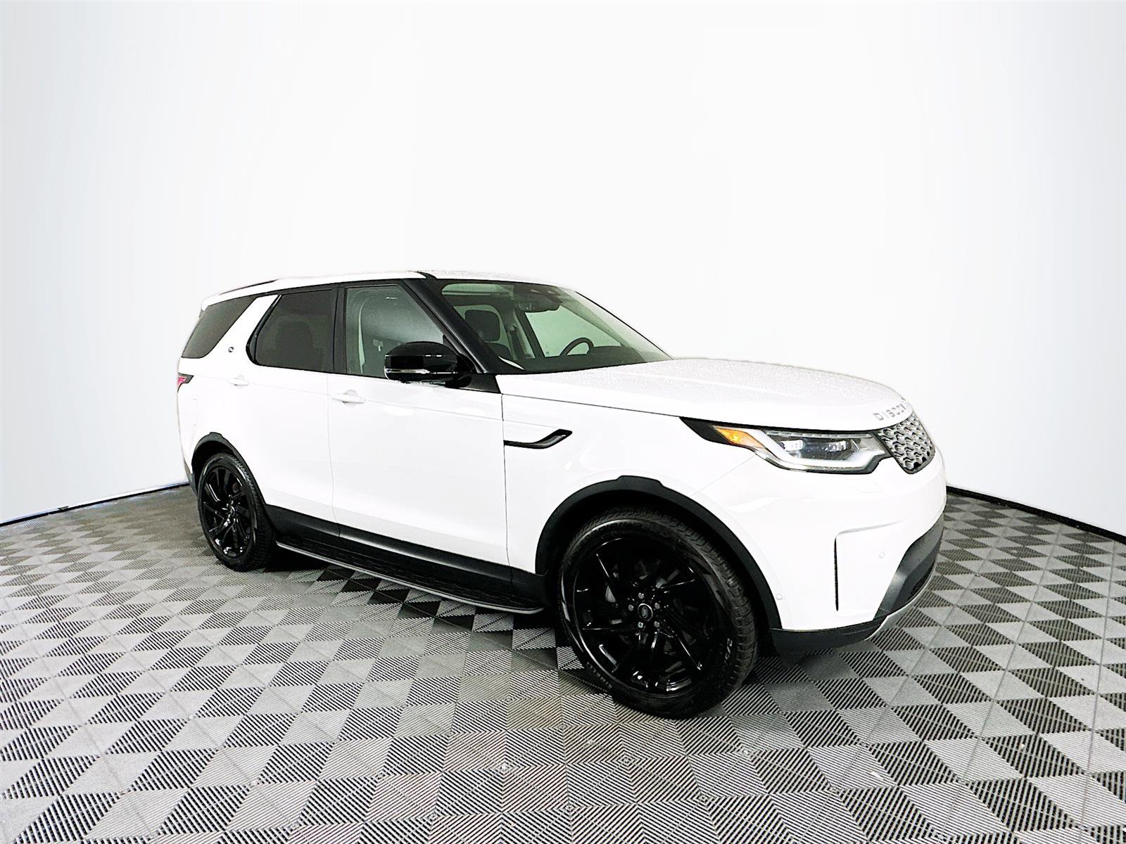 2024 Land Rover Discovery S photo 3