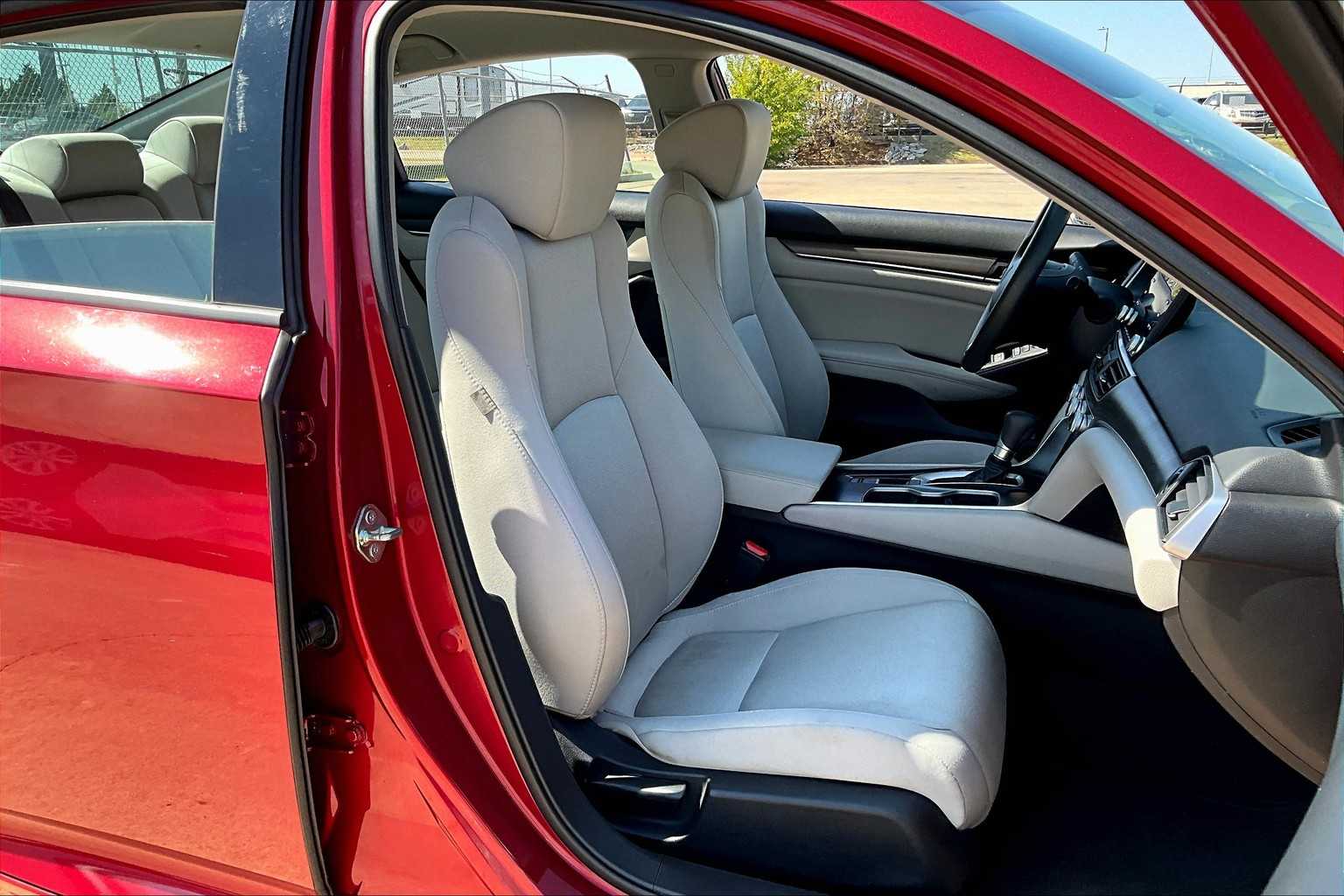 2018 Honda Accord LX 1.5T photo 8