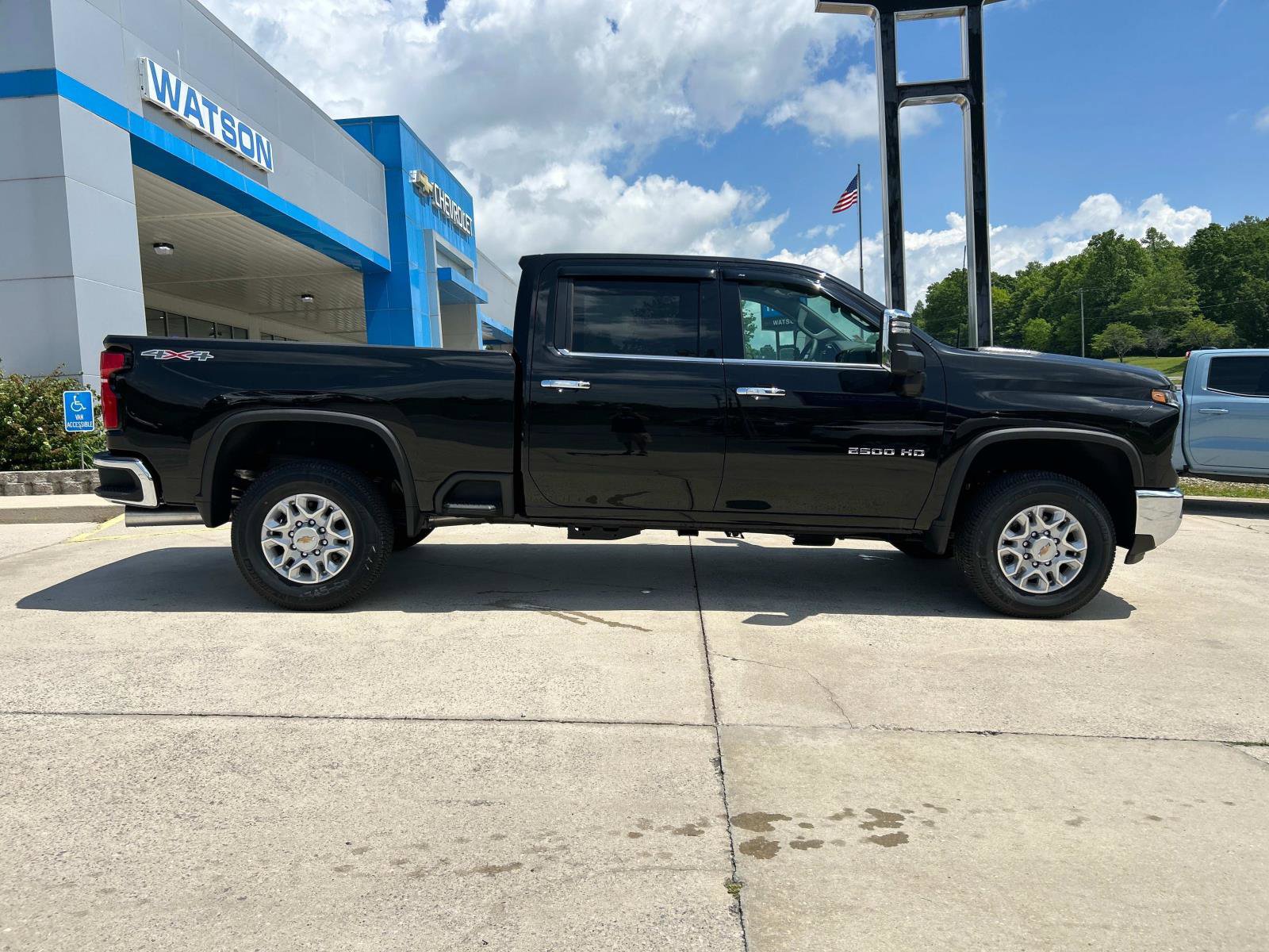 2025 Chevrolet Silverado 2500HD LTZ photo 2