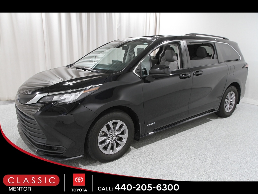 2021 Toyota Sienna LE photo 2