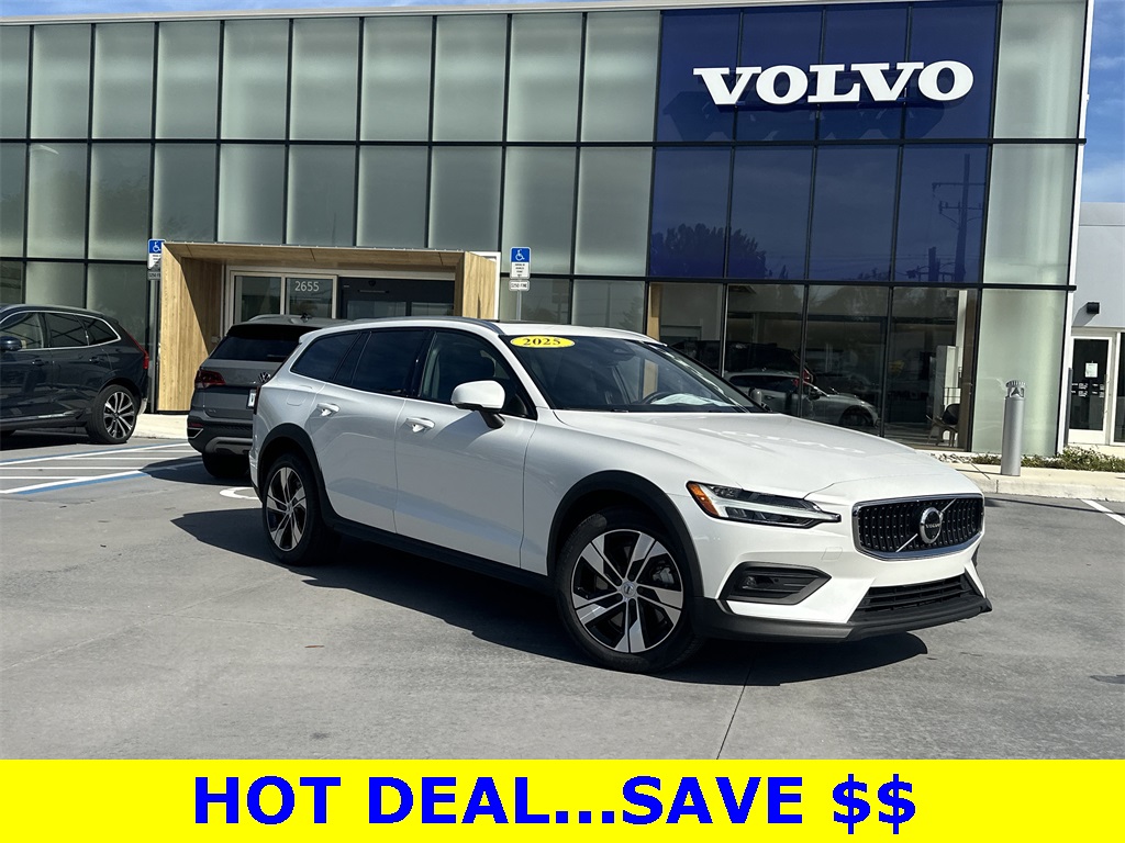 2025 Volvo V60 Cross Country Plus's photo
