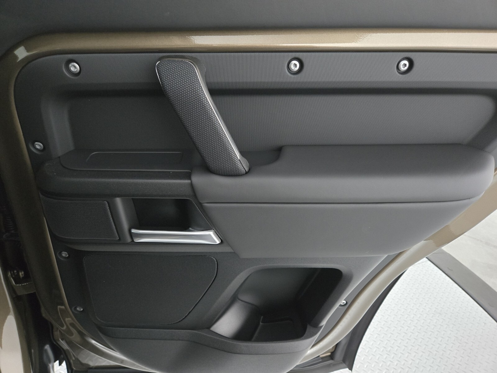 2025 Land Rover Defender 110 photo 18