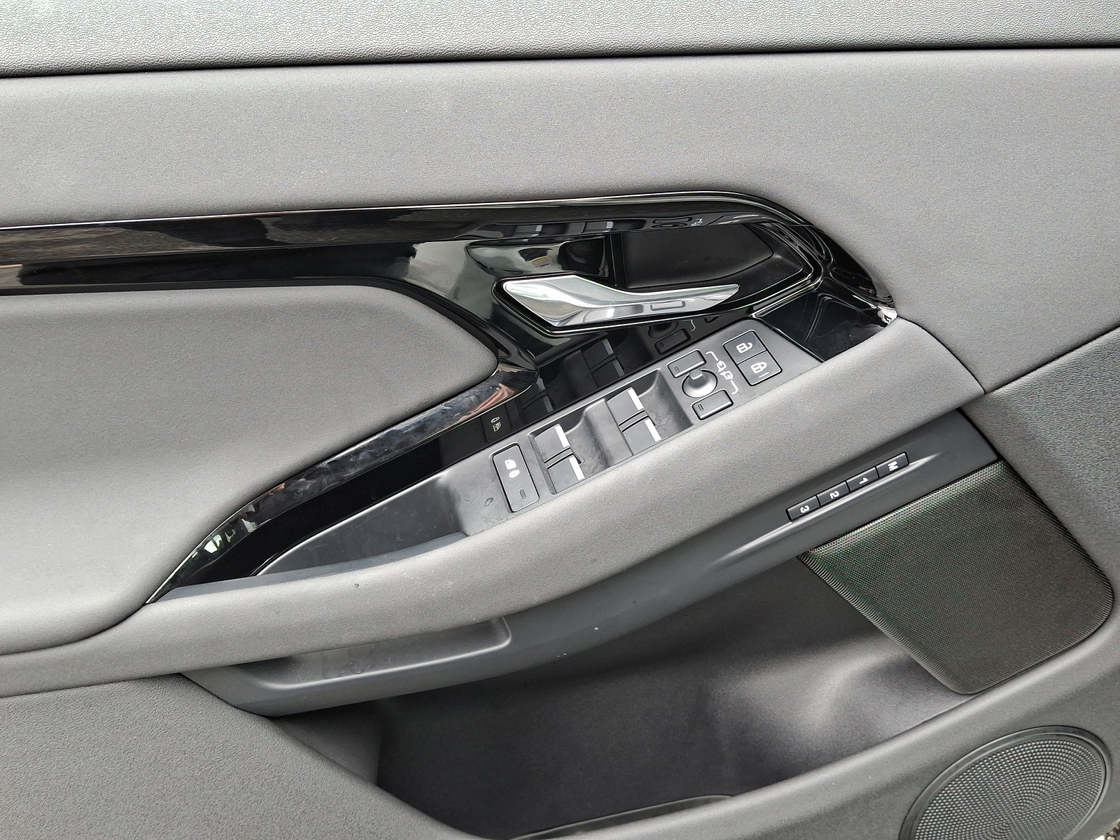Image 5 of Certified Pre-Owned 2025 Range Rover Evoque Dynamic SE AWD Sport Utility