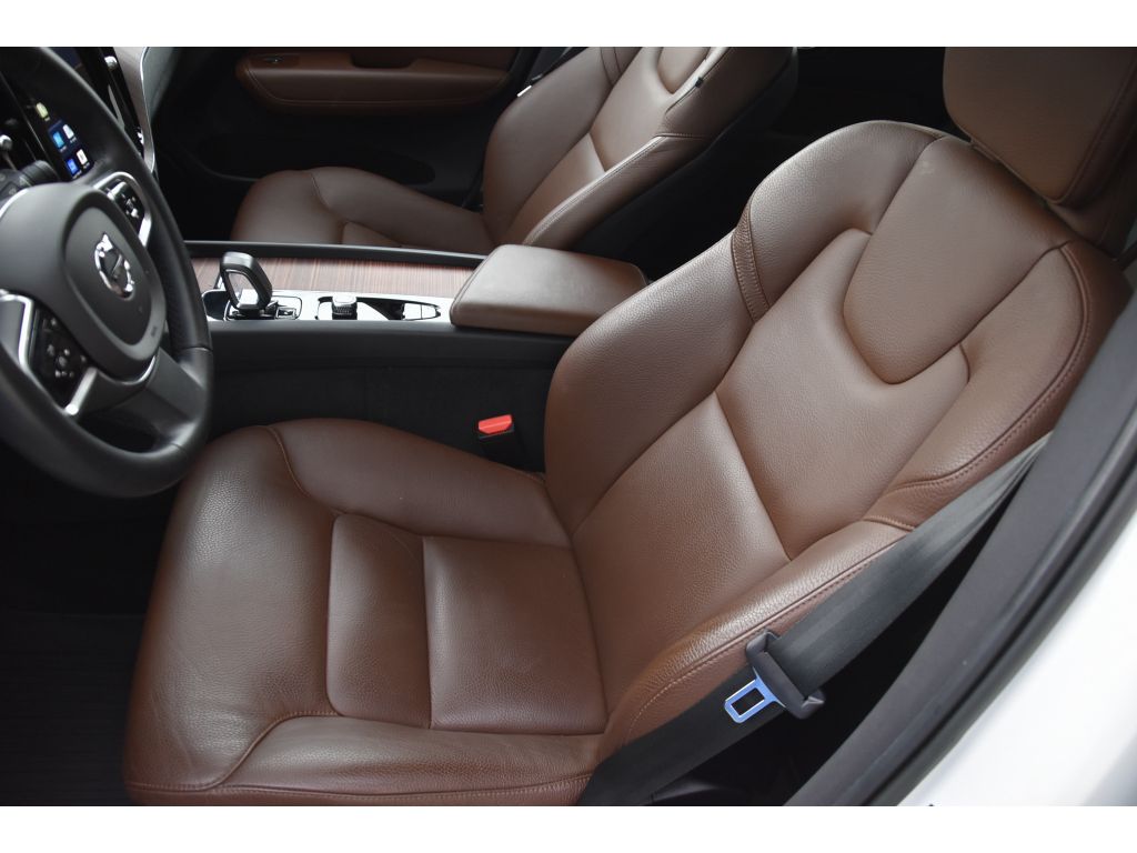 2023 Volvo XC60 B5 Plus photo 13