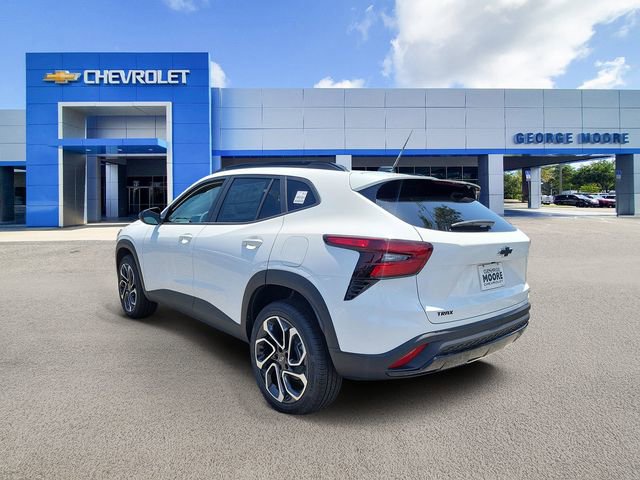 2025 Chevrolet Trax photo 2