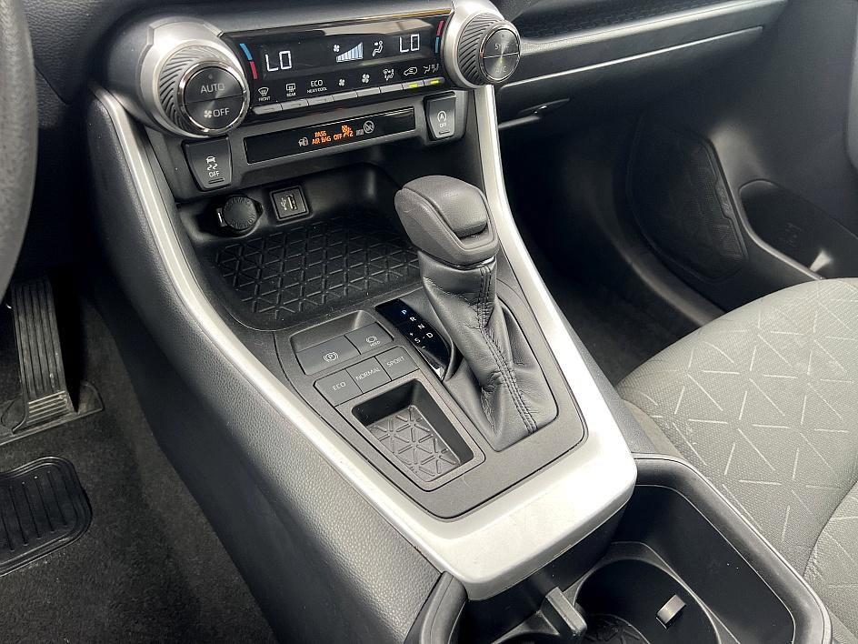 2023 Toyota RAV4 XLE photo 23