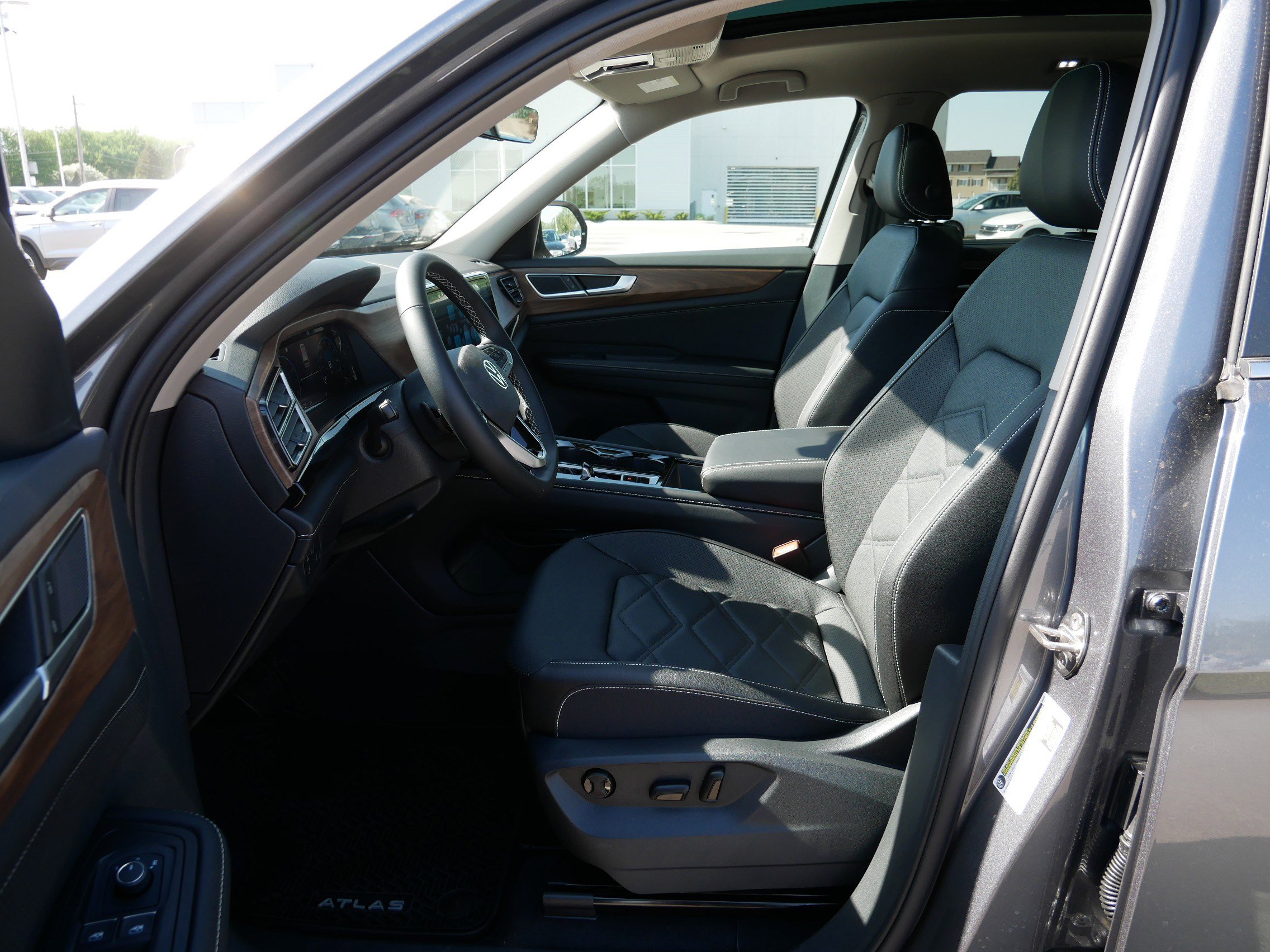 2025 Volkswagen Atlas SE Technology photo 4