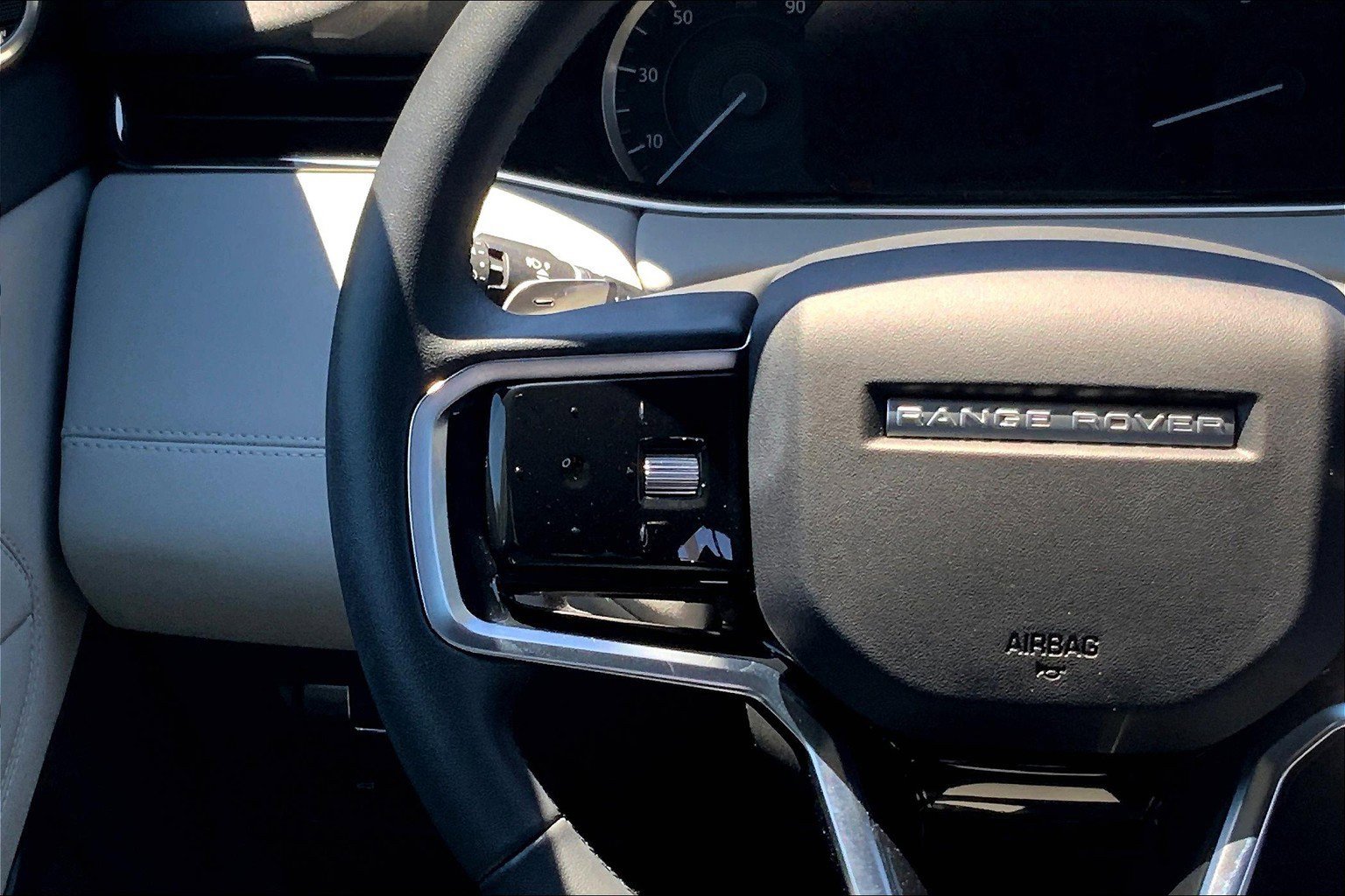 2023 Land Rover Range Rover Evoque R-Dynamic SE photo 18