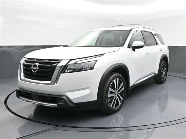 2025 Nissan Pathfinder Platinum's photo