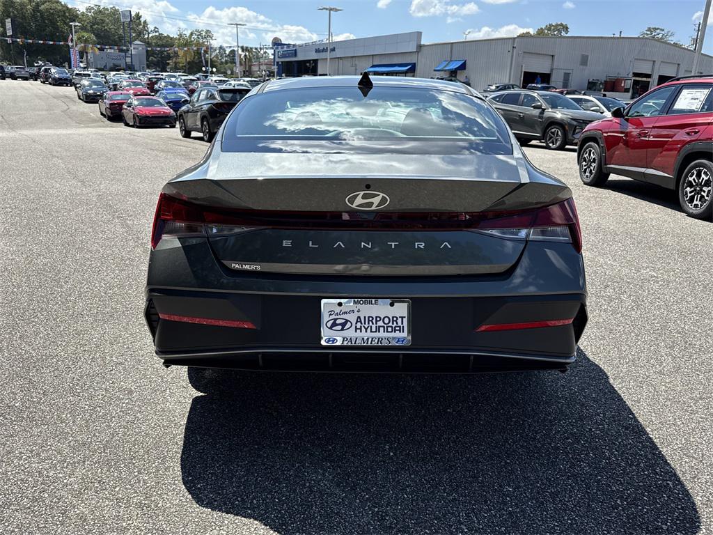 2025 Hyundai Elantra SE photo 3